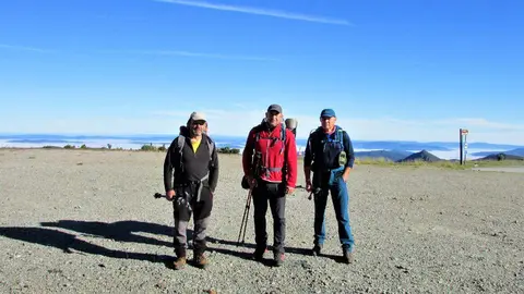 El montañero leonés Javier Fernández culmina el primer recorrido por la Cordillera Cantábrica de extremo a extremo ascendiendo las principales cumbres.