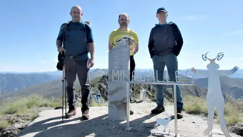 El montañero leonés Javier Fernández culmina el primer recorrido por la Cordillera Cantábrica de extremo a extremo ascendiendo las principales cumbres.
