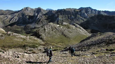 El montañero leonés Javier Fernández culmina el primer recorrido por la Cordillera Cantábrica de extremo a extremo ascendiendo las principales cumbres.