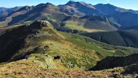 El montañero leonés Javier Fernández culmina el primer recorrido por la Cordillera Cantábrica de extremo a extremo ascendiendo las principales cumbres.
