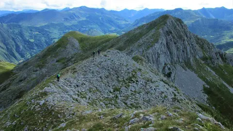 El montañero leonés Javier Fernández culmina el primer recorrido por la Cordillera Cantábrica de extremo a extremo ascendiendo las principales cumbres.