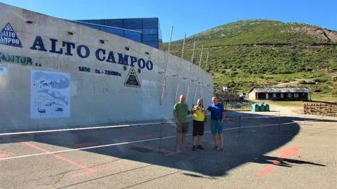 El montañero leonés Javier Fernández culmina el primer recorrido por la Cordillera Cantábrica de extremo a extremo ascendiendo las principales cumbres.
