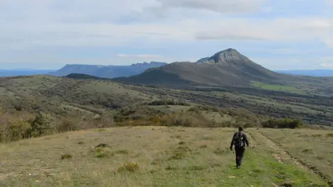 El montañero leonés Javier Fernández culmina el primer recorrido por la Cordillera Cantábrica de extremo a extremo ascendiendo las principales cumbres.