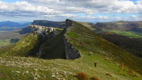 El montañero leonés Javier Fernández culmina el primer recorrido por la Cordillera Cantábrica de extremo a extremo ascendiendo las principales cumbres.