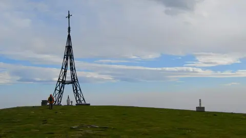 El montañero leonés Javier Fernández culmina el primer recorrido por la Cordillera Cantábrica de extremo a extremo ascendiendo las principales cumbres.