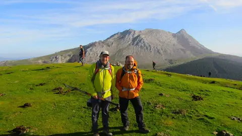 El montañero leonés Javier Fernández culmina el primer recorrido por la Cordillera Cantábrica de extremo a extremo ascendiendo las principales cumbres.