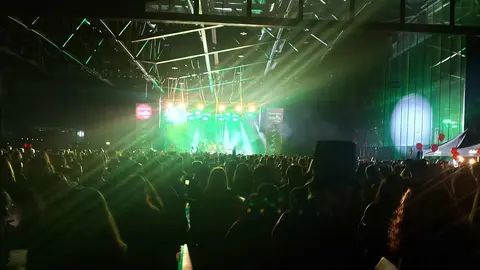 El Hallowindie llena el Palacio de Exposiciones y confirma su reinado en la noche leonesa. Con todas las entradas agotadas diez días antes, el festival unió música alternativa y estética de Halloween en una edición vibrante con León Benavente, Siloé, Veintiuno o Bombai como protagonistas.