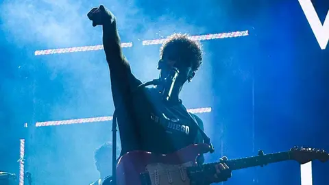 El Hallowindie llena el Palacio de Exposiciones y confirma su reinado en la noche leonesa. Con todas las entradas agotadas diez días antes, el festival unió música alternativa y estética de Halloween en una edición vibrante con León Benavente, Siloé, Veintiuno o Bombai como protagonistas.