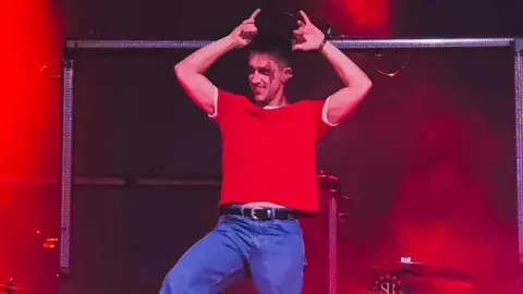 El Hallowindie llena el Palacio de Exposiciones y confirma su reinado en la noche leonesa. Con todas las entradas agotadas diez días antes, el festival unió música alternativa y estética de Halloween en una edición vibrante con León Benavente, Siloé, Veintiuno o Bombai como protagonistas.