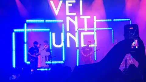 El Hallowindie llena el Palacio de Exposiciones y confirma su reinado en la noche leonesa. Con todas las entradas agotadas diez días antes, el festival unió música alternativa y estética de Halloween en una edición vibrante con León Benavente, Siloé, Veintiuno o Bombai como protagonistas.