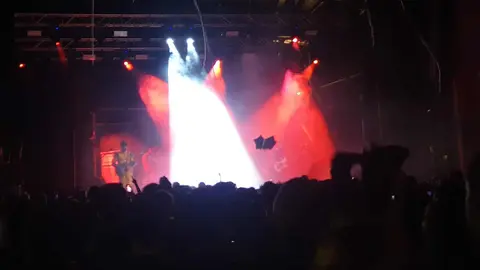 El Hallowindie llena el Palacio de Exposiciones y confirma su reinado en la noche leonesa. Con todas las entradas agotadas diez días antes, el festival unió música alternativa y estética de Halloween en una edición vibrante con León Benavente, Siloé, Veintiuno o Bombai como protagonistas.