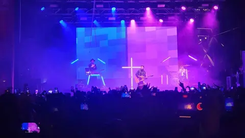 El Hallowindie llena el Palacio de Exposiciones y confirma su reinado en la noche leonesa. Con todas las entradas agotadas diez días antes, el festival unió música alternativa y estética de Halloween en una edición vibrante con León Benavente, Siloé, Veintiuno o Bombai como protagonistas.