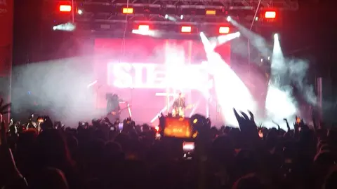 El Hallowindie llena el Palacio de Exposiciones y confirma su reinado en la noche leonesa. Con todas las entradas agotadas diez días antes, el festival unió música alternativa y estética de Halloween en una edición vibrante con León Benavente, Siloé, Veintiuno o Bombai como protagonistas.