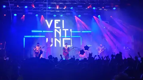 El Hallowindie llena el Palacio de Exposiciones y confirma su reinado en la noche leonesa. Con todas las entradas agotadas diez días antes, el festival unió música alternativa y estética de Halloween en una edición vibrante con León Benavente, Siloé, Veintiuno o Bombai como protagonistas.