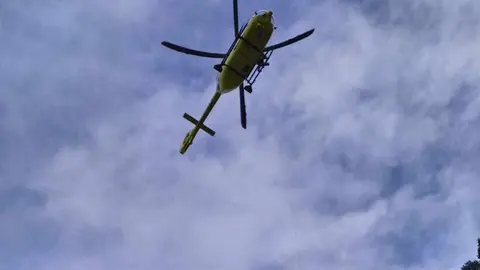 Muere un corredor de montaña tras caer por un barranco de 20 metros en Ponferrada. El Centro Coordinador de Emergencias del 1-1-2 movilizó un amplio dispositivo con helicópteros y efectivos sanitarios, pero los servicios de rescate solo pudieron confirmar el fallecimiento del deportista.