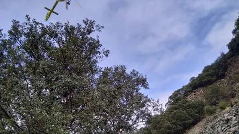 Muere un corredor de montaña tras caer por un barranco de 20 metros en Ponferrada. El Centro Coordinador de Emergencias del 1-1-2 movilizó un amplio dispositivo con helicópteros y efectivos sanitarios, pero los servicios de rescate solo pudieron confirmar el fallecimiento del deportista.