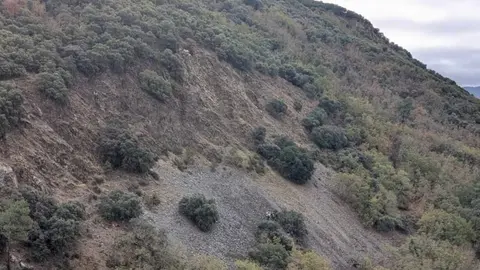 Muere un corredor de montaña tras caer por un barranco de 20 metros en Ponferrada. El Centro Coordinador de Emergencias del 1-1-2 movilizó un amplio dispositivo con helicópteros y efectivos sanitarios, pero los servicios de rescate solo pudieron confirmar el fallecimiento del deportista.