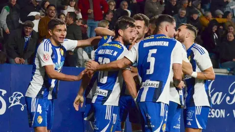 La Deportiva aprovecha un gran centro de Andoni López desde el córner para abrir el marcador. David Andújar remató con potencia y puso por delante a los blanquiazules en El Toralín ante el Cacereño.