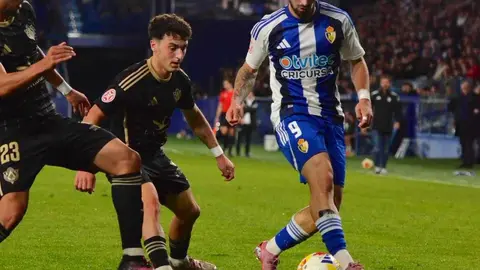 La Deportiva aprovecha un gran centro de Andoni López desde el córner para abrir el marcador. David Andújar remató con potencia y puso por delante a los blanquiazules en El Toralín ante el Cacereño.