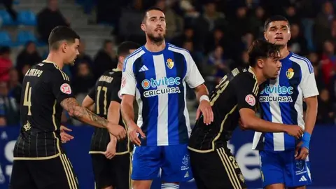 La Deportiva aprovecha un gran centro de Andoni López desde el córner para abrir el marcador. David Andújar remató con potencia y puso por delante a los blanquiazules en El Toralín ante el Cacereño.