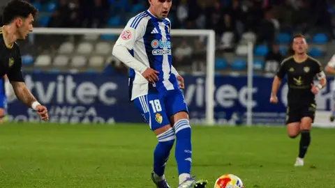La Deportiva aprovecha un gran centro de Andoni López desde el córner para abrir el marcador. David Andújar remató con potencia y puso por delante a los blanquiazules en El Toralín ante el Cacereño.