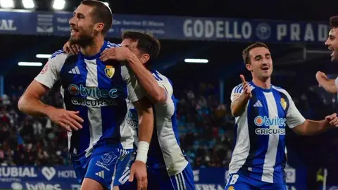 La Deportiva aprovecha un gran centro de Andoni López desde el córner para abrir el marcador. David Andújar remató con potencia y puso por delante a los blanquiazules en El Toralín ante el Cacereño.