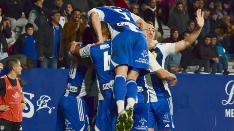La Deportiva aprovecha un gran centro de Andoni López desde el córner para abrir el marcador. David Andújar remató con potencia y puso por delante a los blanquiazules en El Toralín ante el Cacereño.