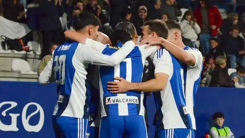 La Deportiva aprovecha un gran centro de Andoni López desde el córner para abrir el marcador. David Andújar remató con potencia y puso por delante a los blanquiazules en El Toralín ante el Cacereño. Benito, en el tramo final, remató la faena.