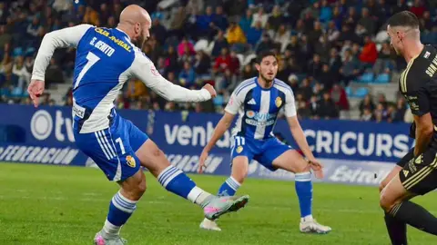 La Deportiva aprovecha un gran centro de Andoni López desde el córner para abrir el marcador. David Andújar remató con potencia y puso por delante a los blanquiazules en El Toralín ante el Cacereño. Benito, en el tramo final, remató la faena.