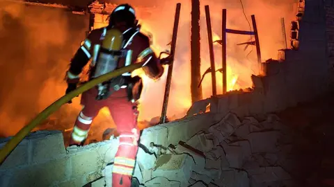 Los bomberos del Servicio de Prevención, Extinción de Incendios y Salvamento (Sepeis) de la Diputación de León acudieron a un incendio que se declaró a última hora del domingo en una vivienda de Astorga. Fotos: Sepeis