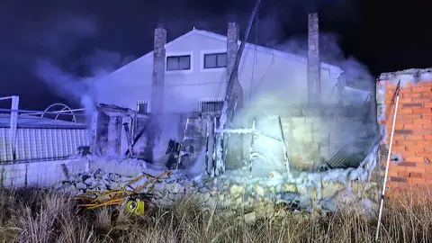 Los bomberos del Servicio de Prevención, Extinción de Incendios y Salvamento (Sepeis) de la Diputación de León acudieron a un incendio que se declaró a última hora del domingo en una vivienda de Astorga. Fotos: Sepeis