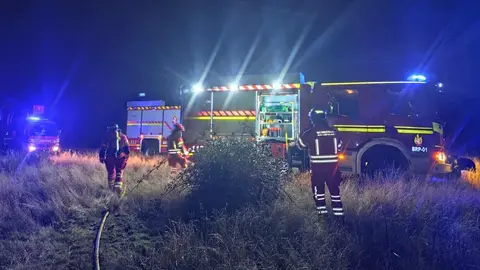 Los bomberos del Servicio de Prevención, Extinción de Incendios y Salvamento (Sepeis) de la Diputación de León acudieron a un incendio que se declaró a última hora del domingo en una vivienda de Astorga. Fotos: Sepeis
