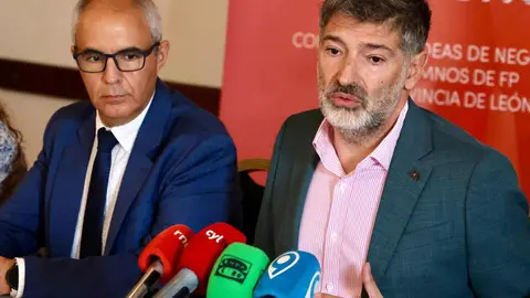 El presidente del Círculo Empresarial Leonés, Julio César Álvarez, el presidente de las Cortes y la Fundación de Castilla y León, Carlos Pollán, presentan la tercera edición del programa CEL Emprende acompañados del director de la Fundación, Juan Zapatero, y del director gerente de la empresa colaboradora Hyundai Lemauto, Roberto Rodríguez. Foto: Peio García