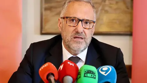 El presidente del Círculo Empresarial Leonés, Julio César Álvarez, el presidente de las Cortes y la Fundación de Castilla y León, Carlos Pollán, presentan la tercera edición del programa CEL Emprende acompañados del director de la Fundación, Juan Zapatero, y del director gerente de la empresa colaboradora Hyundai Lemauto, Roberto Rodríguez