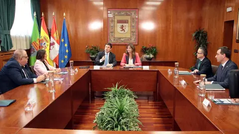 El presidente de la Junta de Castilla y León, Alfonso Fernández Mañueco, se reúne con la rectora de la Universidad de León, Nuria González Álvarez. Fotos: Peio García