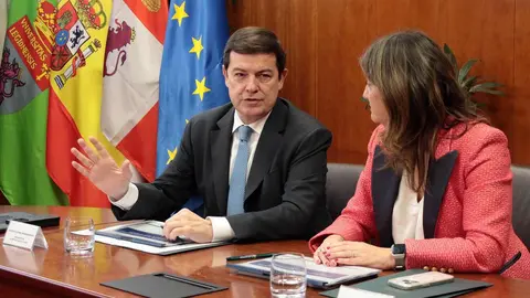 El presidente de la Junta de Castilla y León, Alfonso Fernández Mañueco, se reúne con la rectora de la Universidad de León, Nuria González Álvarez. Fotos: Peio García
