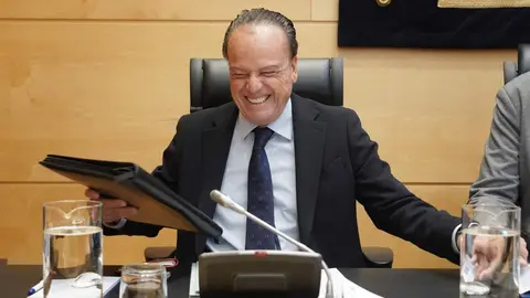 El presidente del Consejo de Cuentas de Castilla y León, Mario Amilivia, presenta en la Comisión de Economía y Hacienda el informe ‘Análisis del nivel de prestación y asistencia de la Diputación de León a los pequeños municipios, ejercicio 2019-2022’, así como el informe ‘Análisis del nivel de prestación y asistencia del Consejo Comarcal del Bierzo a los pequeños municipios, ejercicio 2019-2022’. Foto: Rubén Cacho.