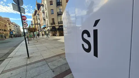 Media docena de espacios de la ciudad acogen carteles con lemas como “Sí”, “Imagina la paz” y “Vuela”, antes de la apertura de la gran exposición del Musac.