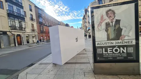 Media docena de espacios de la ciudad acogen carteles con lemas como “Sí”, “Imagina la paz” y “Vuela”, antes de la apertura de la gran exposición del Musac.
