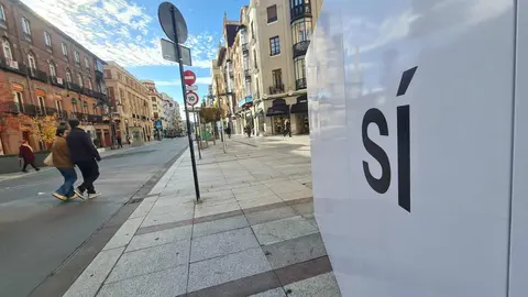 Media docena de espacios de la ciudad acogen carteles con lemas como “Sí”, “Imagina la paz” y “Vuela”, antes de la apertura de la gran exposición del Musac.
