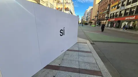 Media docena de espacios de la ciudad acogen carteles con lemas como “Sí”, “Imagina la paz” y “Vuela”, antes de la apertura de la gran exposición del Musac.