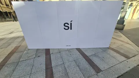 Media docena de espacios de la ciudad acogen carteles con lemas como “Sí”, “Imagina la paz” y “Vuela”, antes de la apertura de la gran exposición del Musac.