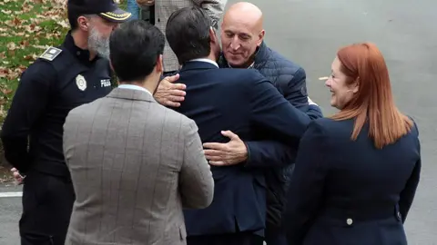 El consejero de Medio Ambiente, Vivienda y Ordenación del Territorio de la Junta de Castilla y León, Juan Carlos SUárez-Quiñones, clausura el Curso de formación de Policía Local sobre concentraciones humanas acompañado por el alcalde, José Antonio Díez y la directora de Protección Civil, Irene Cortés. Foto: Peio García