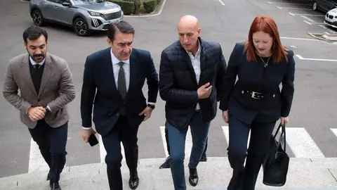 El consejero de Medio Ambiente, Vivienda y Ordenación del Territorio de la Junta de Castilla y León, Juan Carlos SUárez-Quiñones, clausura el Curso de formación de Policía Local sobre concentraciones humanas acompañado por el alcalde, José Antonio Díez y la directora de Protección Civil, Irene Cortés. Foto: Peio García