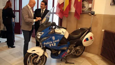 El consejero de Medio Ambiente, Vivienda y Ordenación del Territorio de la Junta de Castilla y León, Juan Carlos SUárez-Quiñones, clausura el Curso de formación de Policía Local sobre concentraciones humanas acompañado por el alcalde, José Antonio Díez y la directora de Protección Civil, Irene Cortés. Foto: Peio García