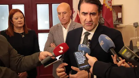 El consejero de Medio Ambiente, Vivienda y Ordenación del Territorio de la Junta de Castilla y León, Juan Carlos Suárez-Quiñones, clausura el Curso de formación de Policía Local sobre concentraciones humanas acompañado por el alcalde, José Antonio Díez y la directora de Protección Civil, Irene Cortés. Foto: Peio García