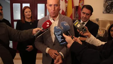 El consejero de Medio Ambiente, Vivienda y Ordenación del Territorio de la Junta de Castilla y León, Juan Carlos SUárez-Quiñones, clausura el Curso de formación de Policía Local sobre concentraciones humanas acompañado por el alcalde, José Antonio Díez y la directora de Protección Civil, Irene Cortés. Foto: Peio García