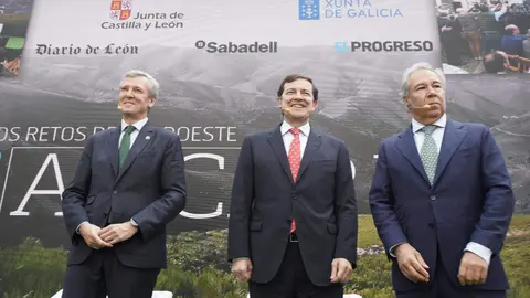 El presidente de la Junta de Castilla y León, Alfonso Fernández Mañueco, participa en la II edición del Foro Ancares, 'Los Retos del Noroeste', junto al presidente de la Xunta de Galicia, Alfonso Rueda, entre otros. Foto: César Sánchez