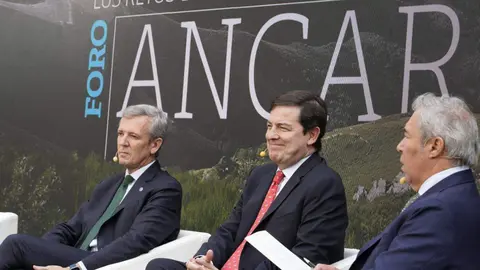 El presidente de la Junta de Castilla y León, Alfonso Fernández Mañueco, participa en la II edición del Foro Ancares, 'Los Retos del Noroeste', junto al presidente de la Xunta de Galicia, Alfonso Rueda, entre otros. Foto: César Sánchez