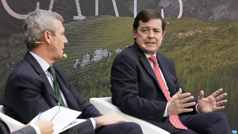 El presidente de la Junta de Castilla y León, Alfonso Fernández Mañueco, participa en la II edición del Foro Ancares, 'Los Retos del Noroeste', junto al presidente de la Xunta de Galicia, Alfonso Rueda, entre otros. Foto: César Sánchez
